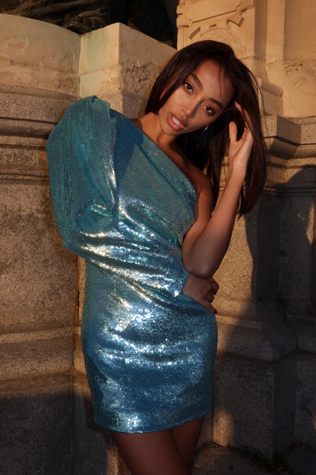 ROBE COURTE BLEUE AVEC PAILLETTES