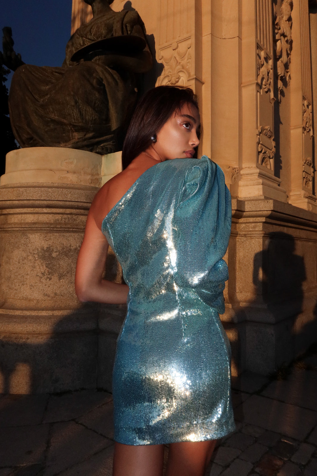 ROBE COURTE BLEUE AVEC PAILLETTES