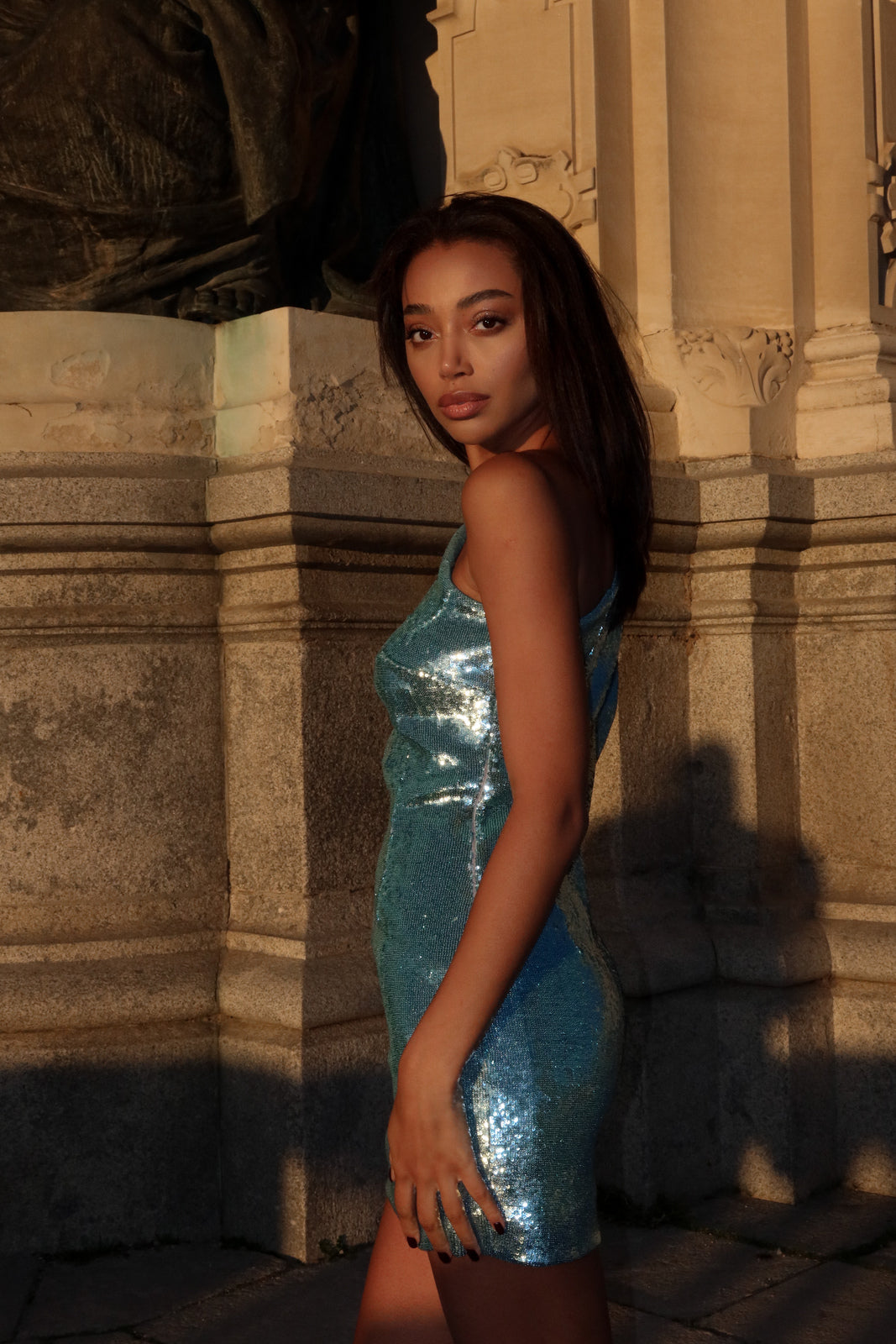 ROBE COURTE BLEUE AVEC PAILLETTES