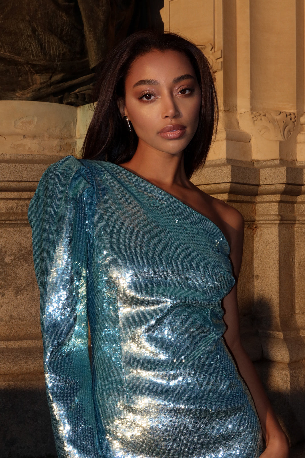 ROBE COURTE BLEUE AVEC PAILLETTES