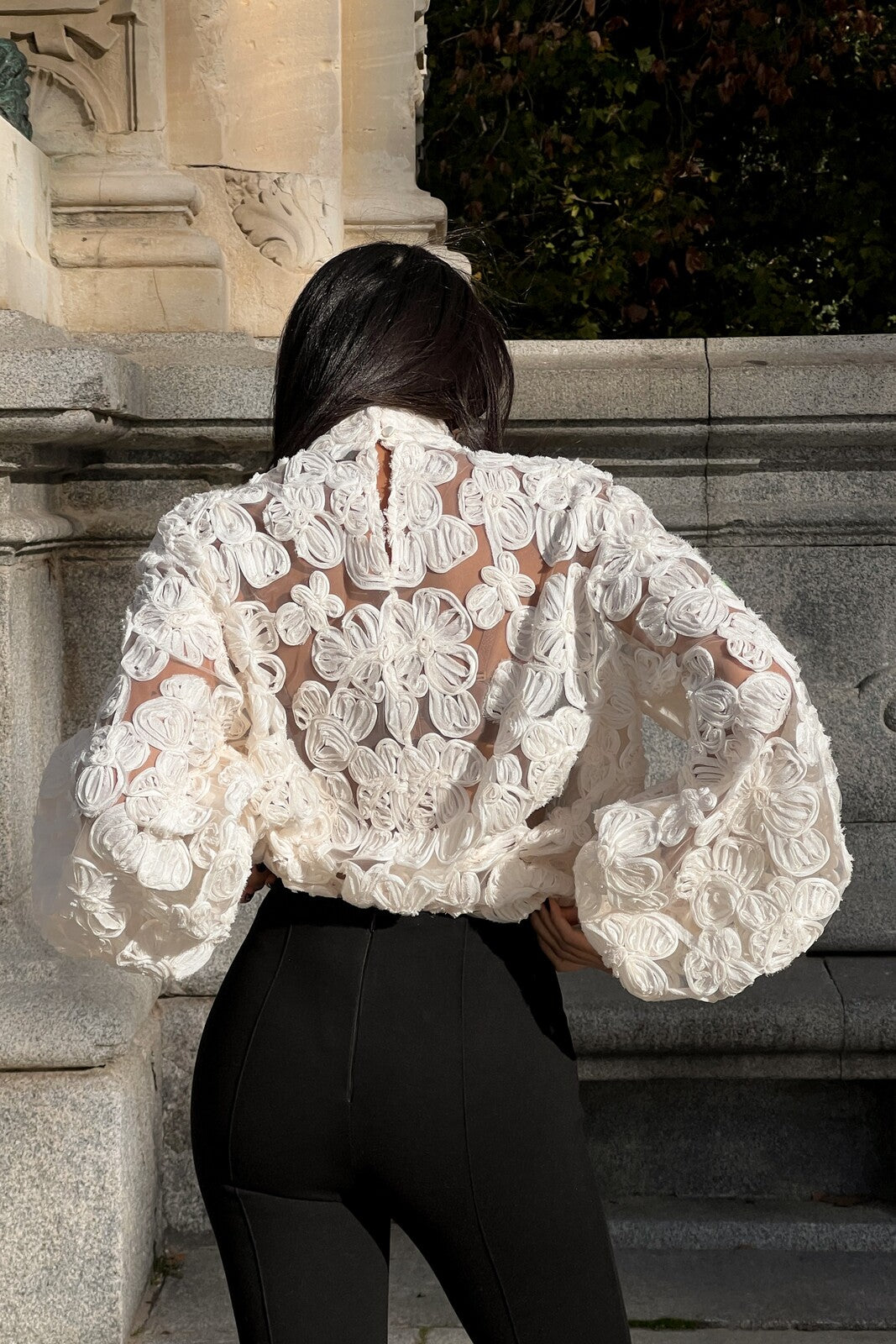 BLUSA LUNGA IN TULLE PERLA CON FIORI