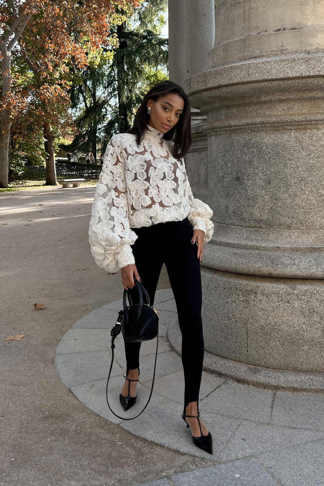 BLOUSE EN TULLE PERLE AVEC FLEURS