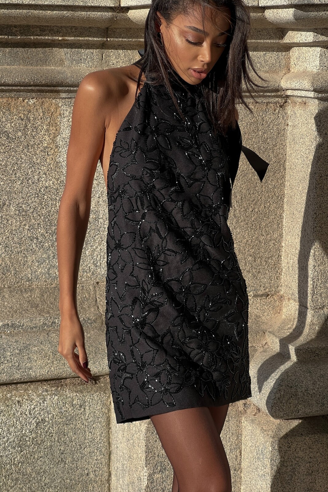 ROBE COURTE NOIRE AVEC PERLES