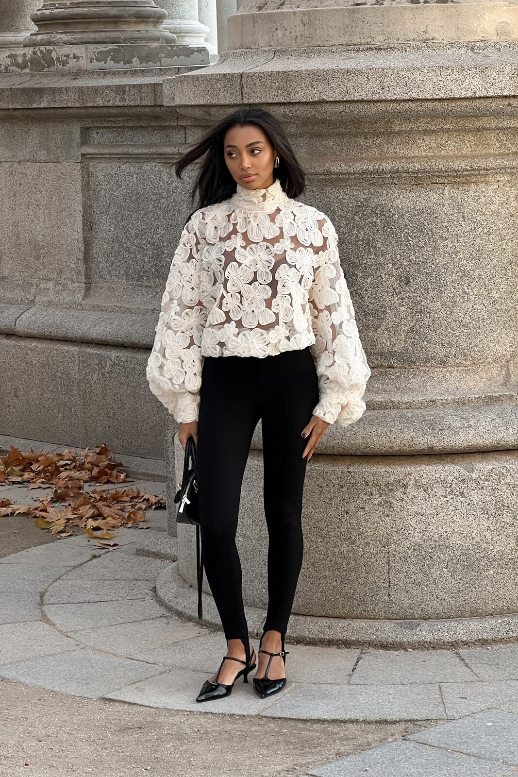 BLOUSE EN TULLE PERLE AVEC FLEURS