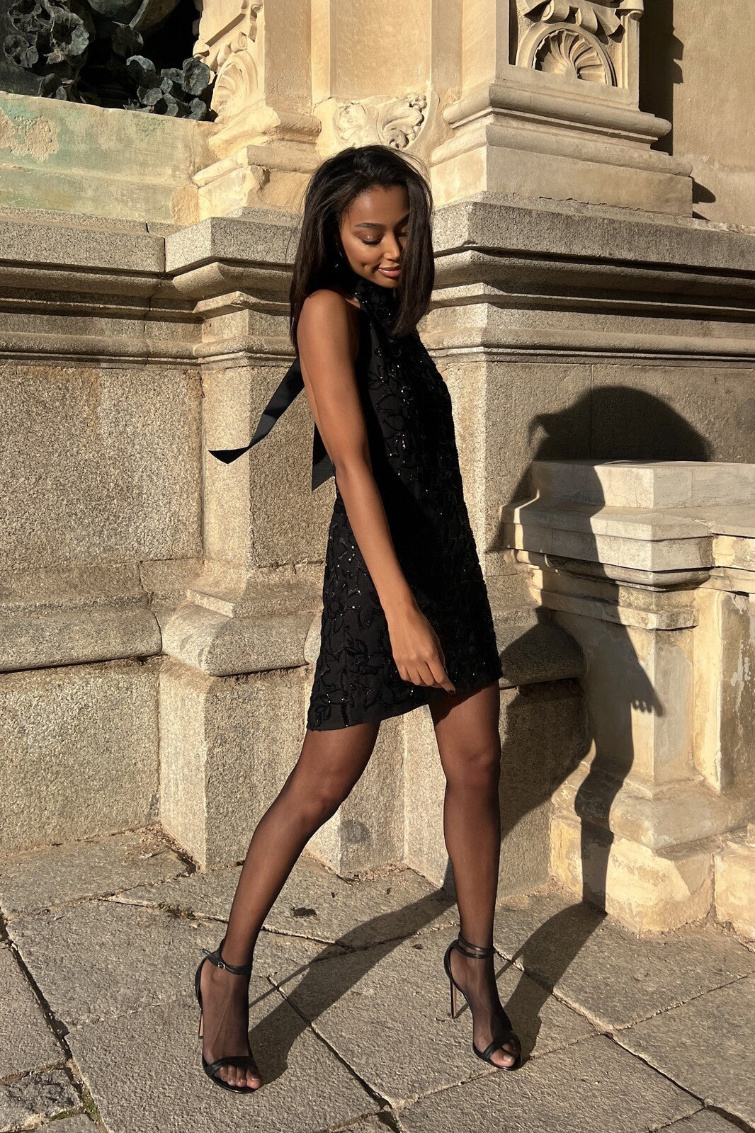 ROBE COURTE NOIRE AVEC PERLES