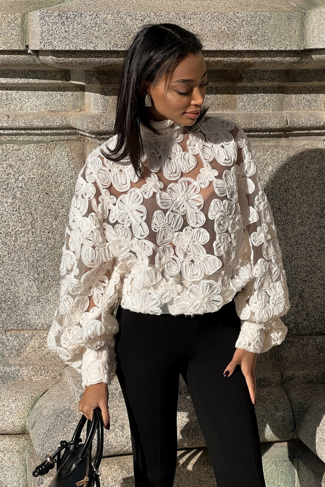 BLOUSE EN TULLE PERLE AVEC FLEURS