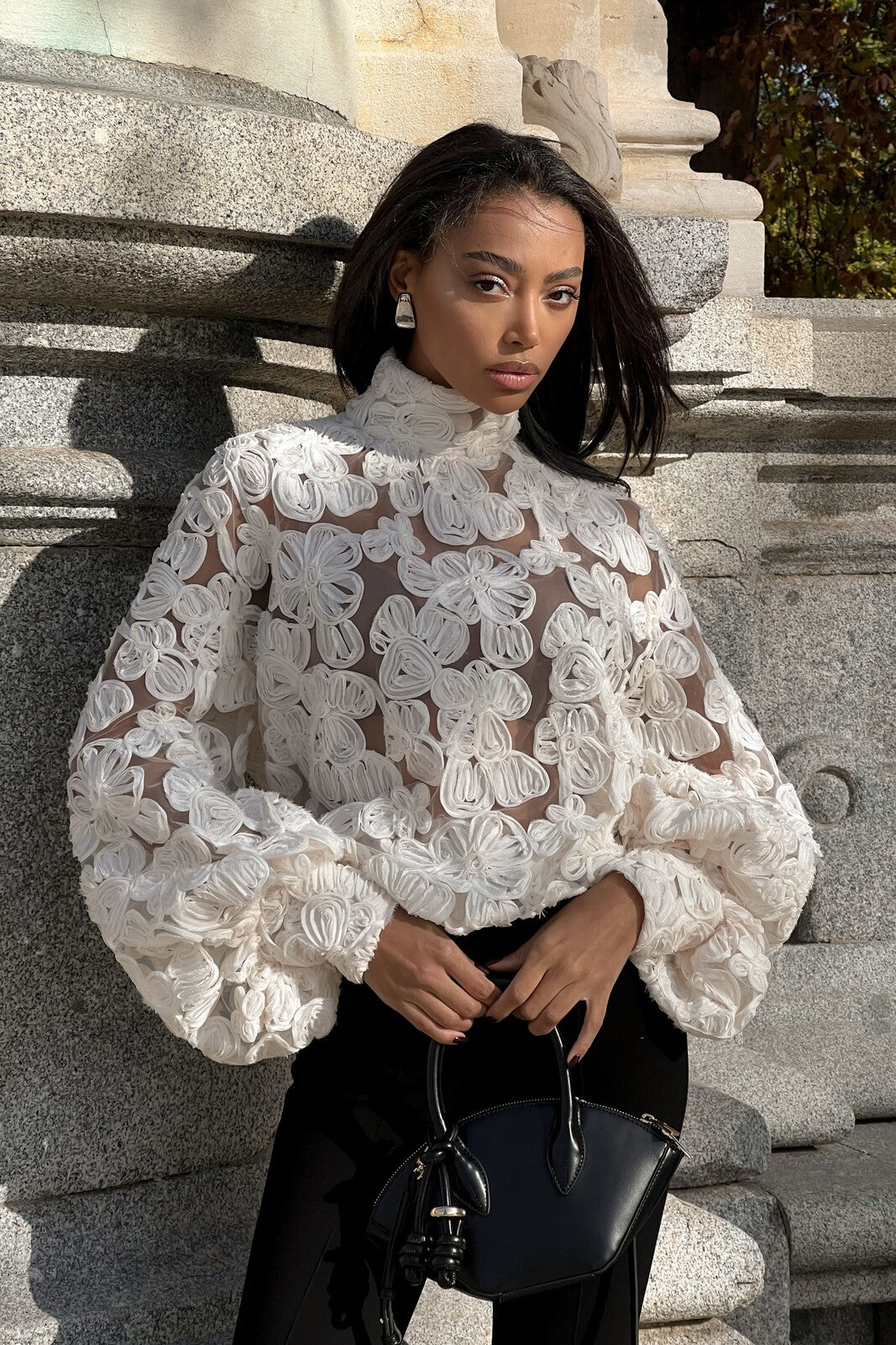 BLOUSE EN TULLE PERLE AVEC FLEURS