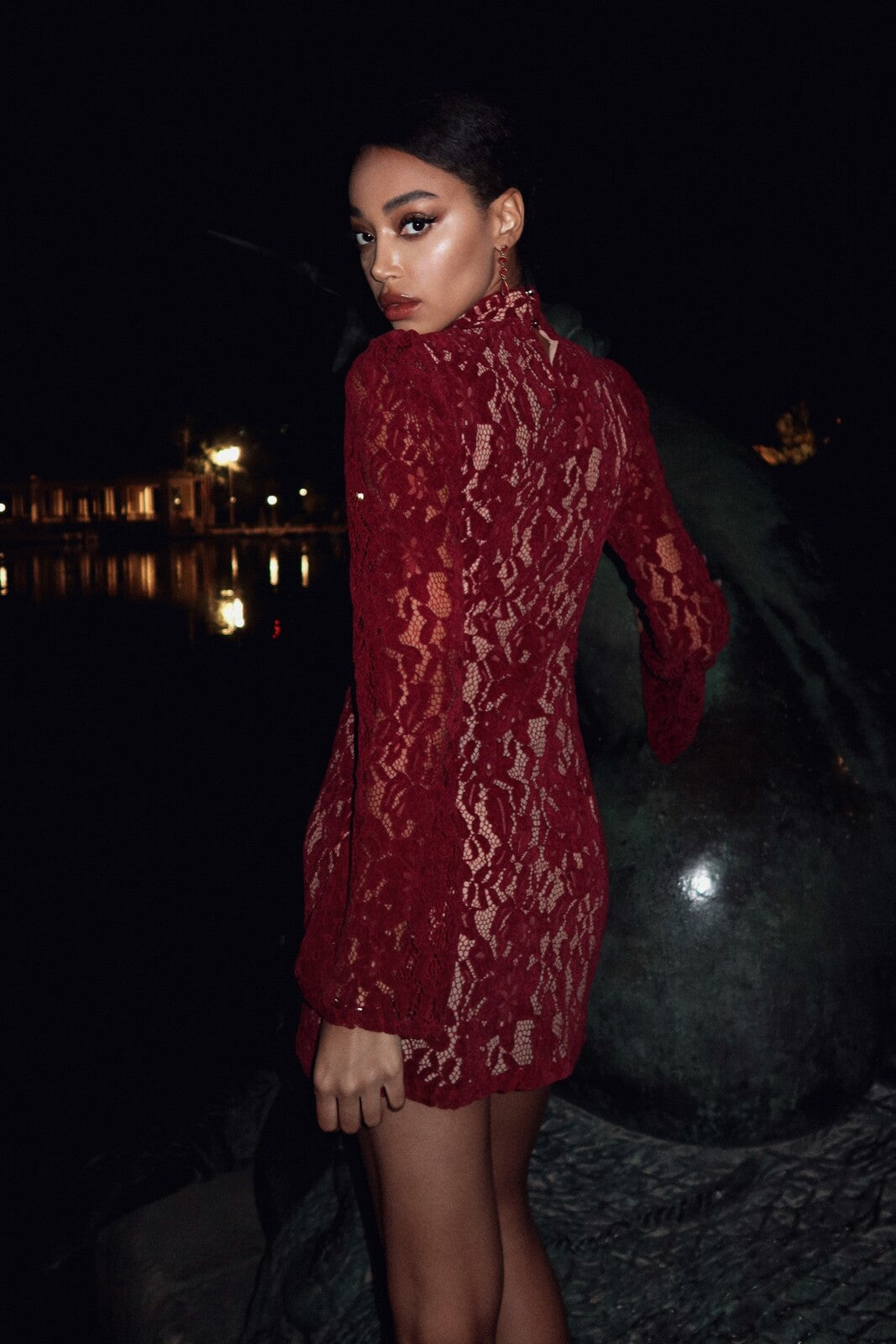 ROBE COURTE EN DENTELLE BORDEAUX