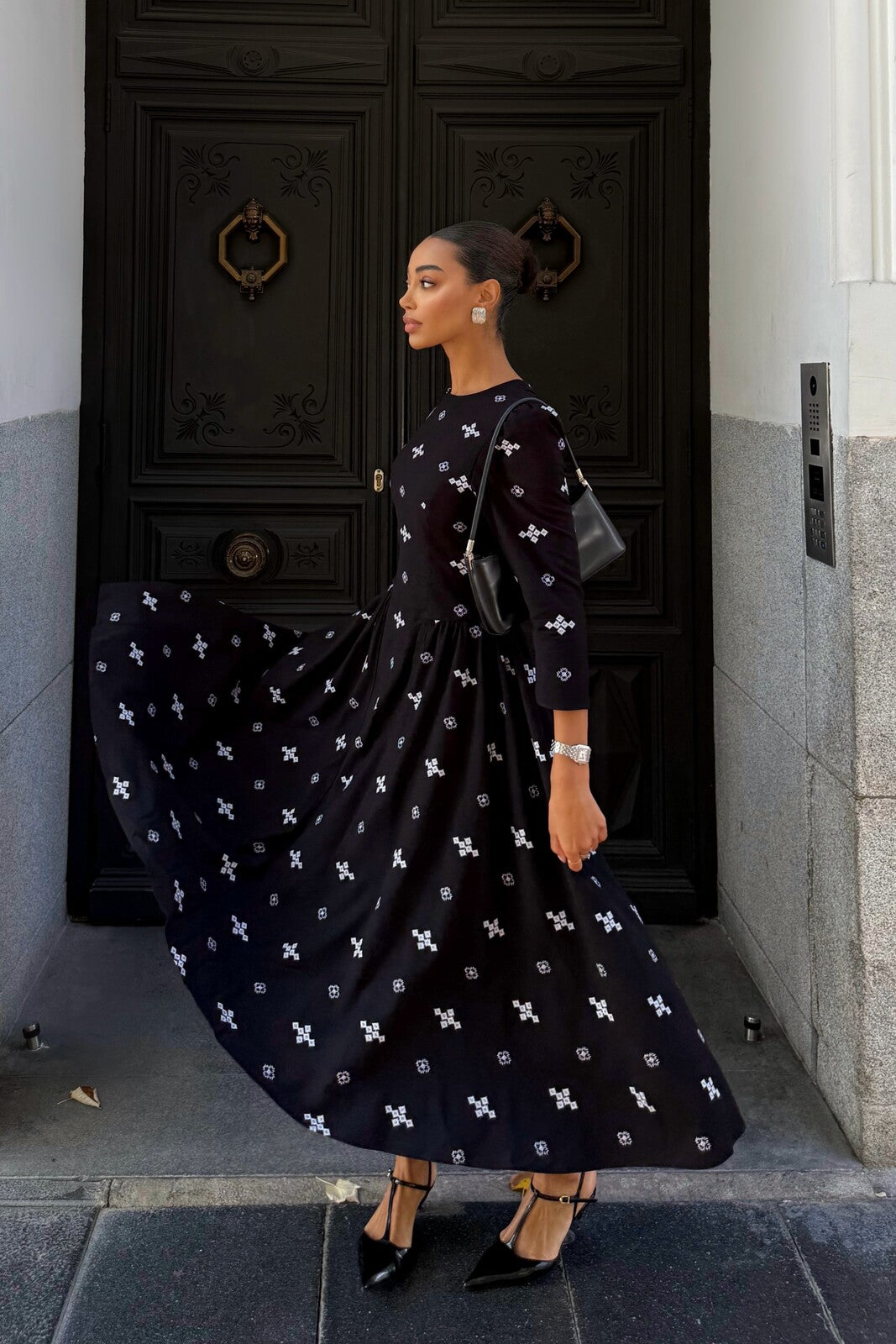 BLACK DRESS WITH WHITE EMBROIDERY