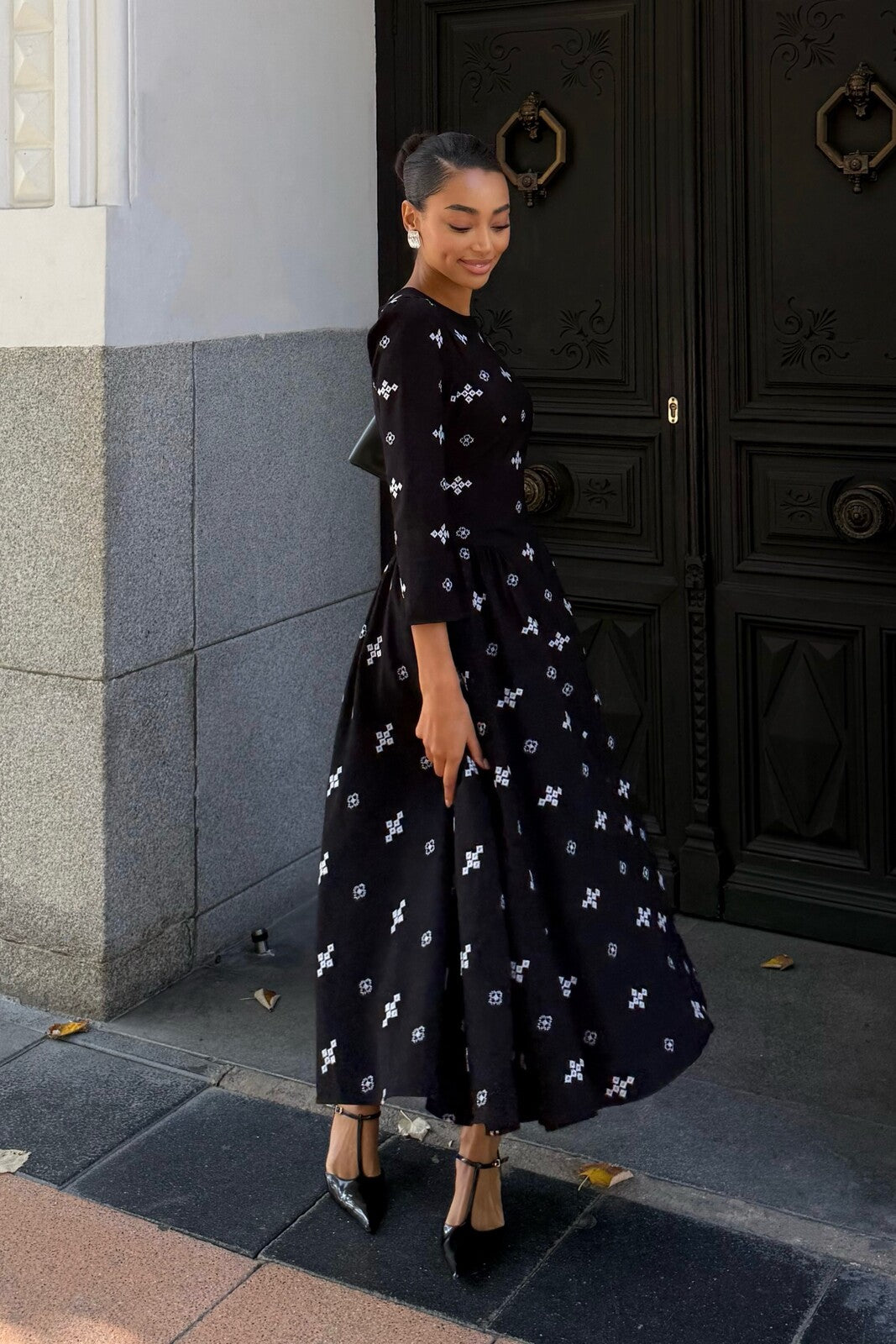 BLACK DRESS WITH WHITE EMBROIDERY