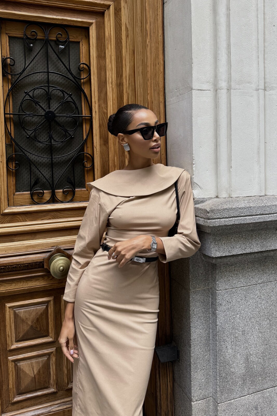 VESTIDO BEIGE CON CUELLO