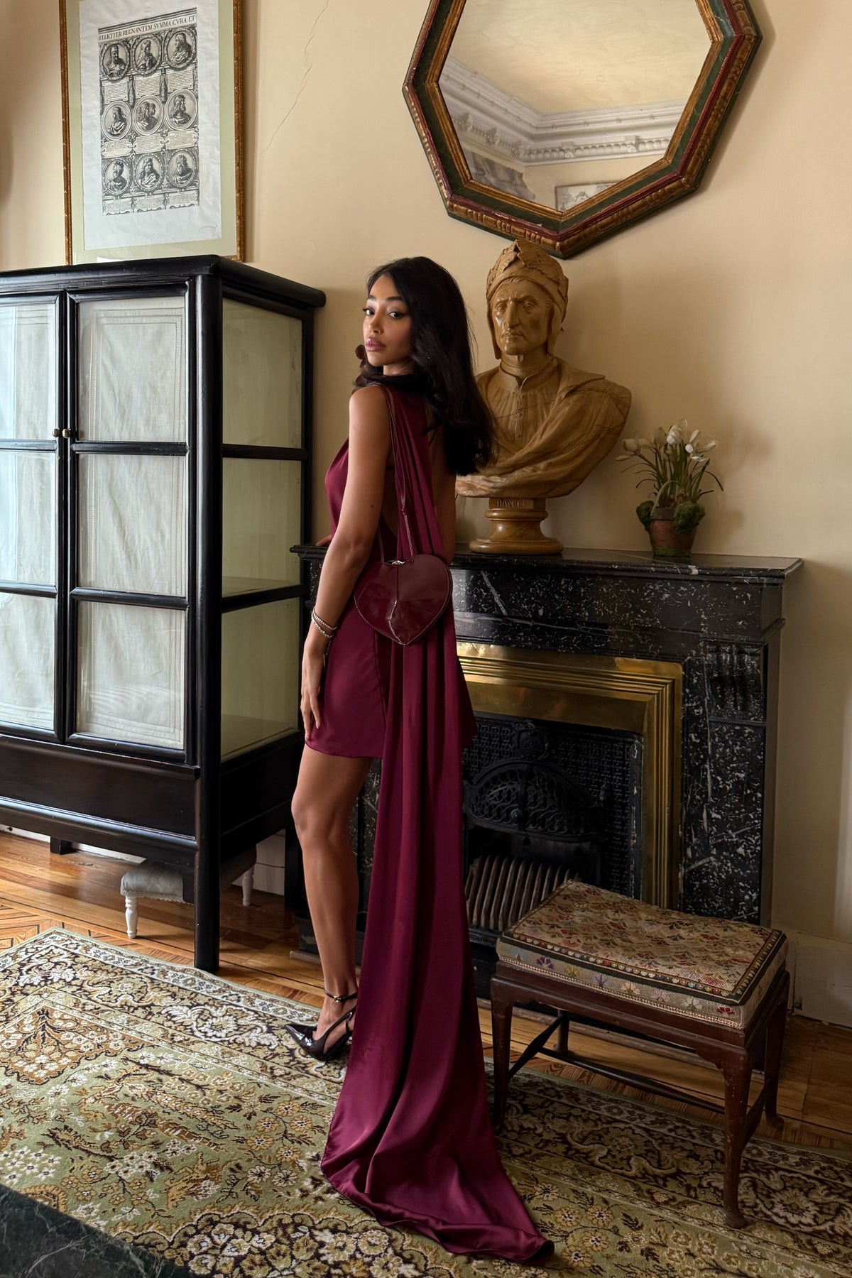 ROBE COURTE BORDEAUX AVEC CAPE