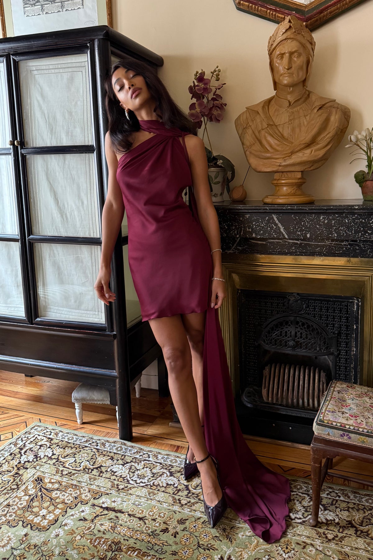 VESTIDO CURTO BORDEAUX COM CAPA