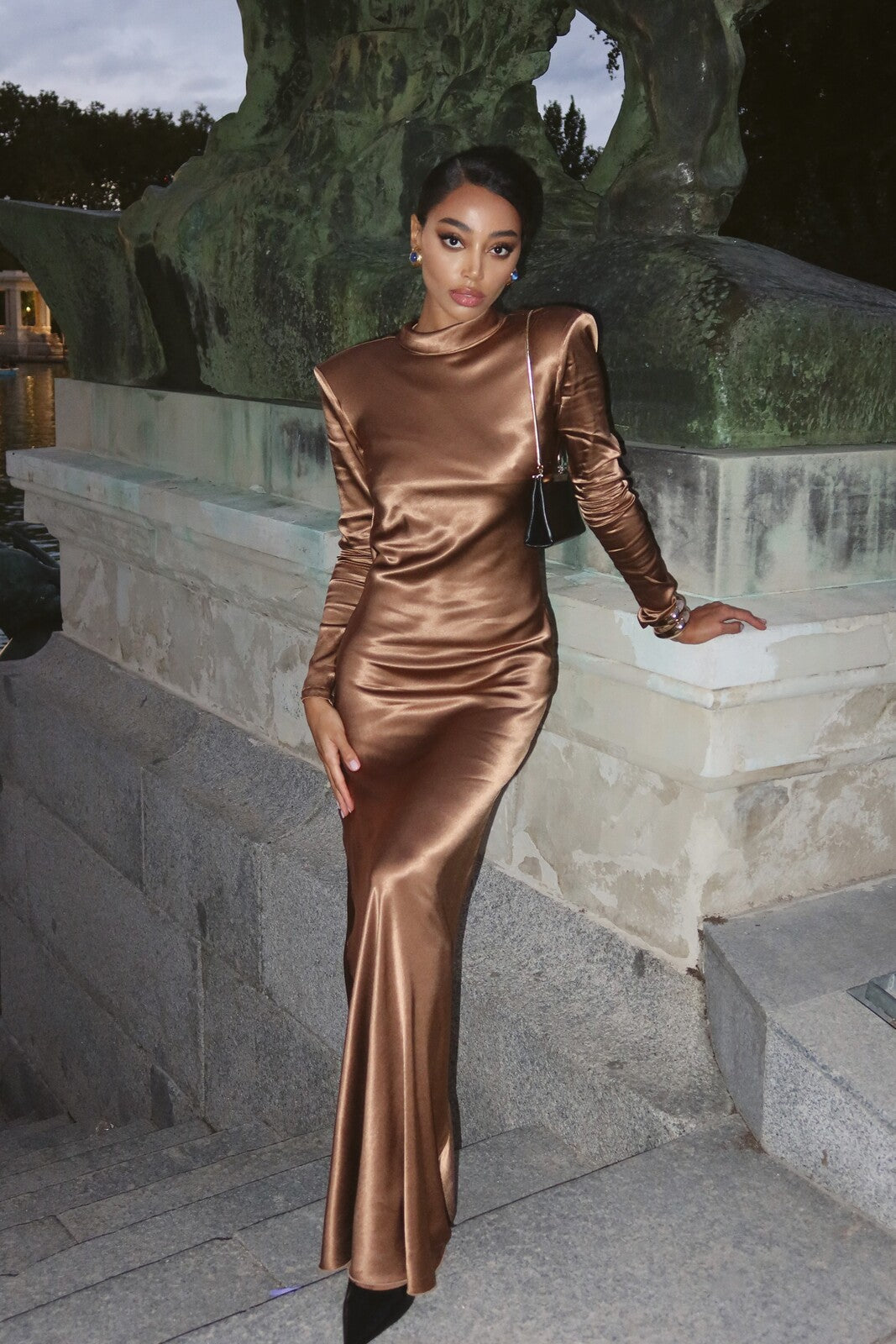 ROBE MARRON AVEC COL