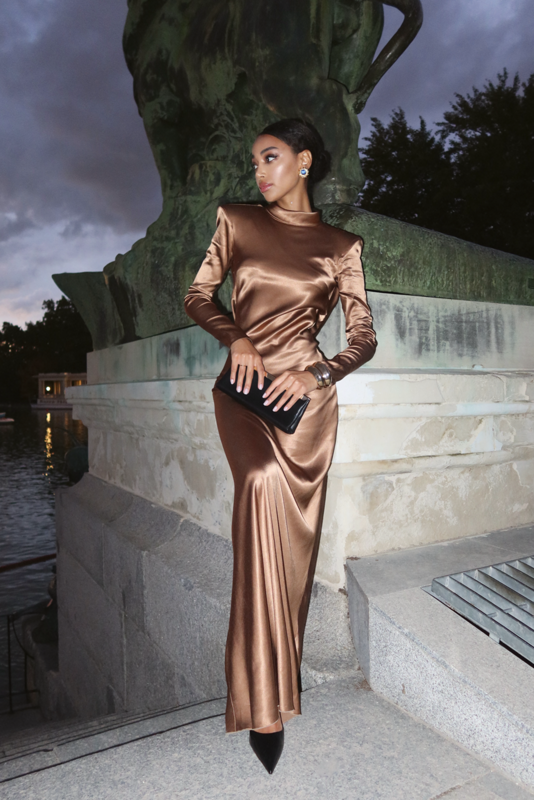 ROBE MARRON AVEC COL