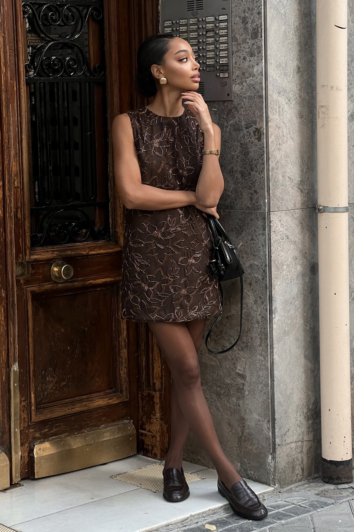 ROBE COURTE MARRON AVEC PERLES