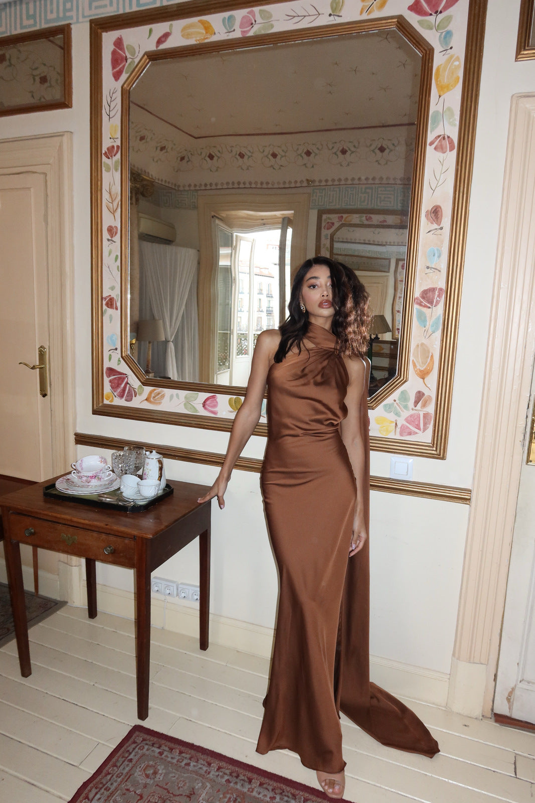 ROBE LONGUE MARRON AVEC CAPE