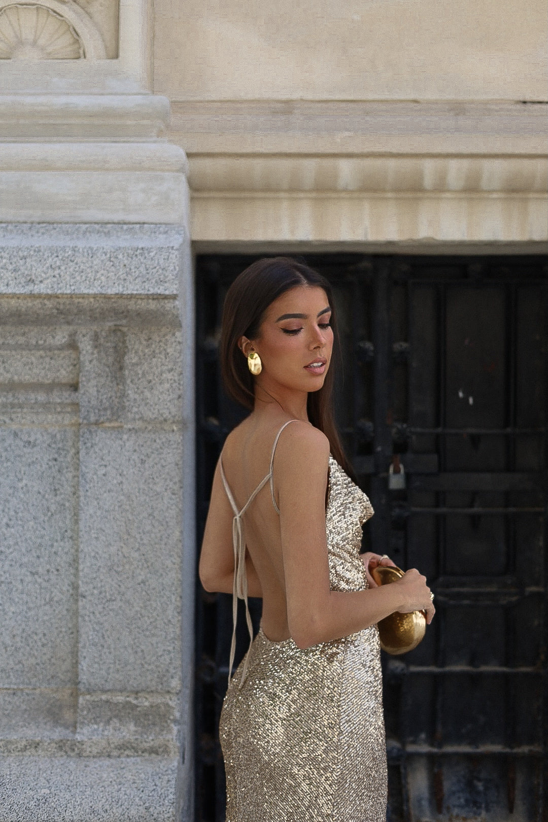 VESTIDO DOURADO EM LANTEJOULAS