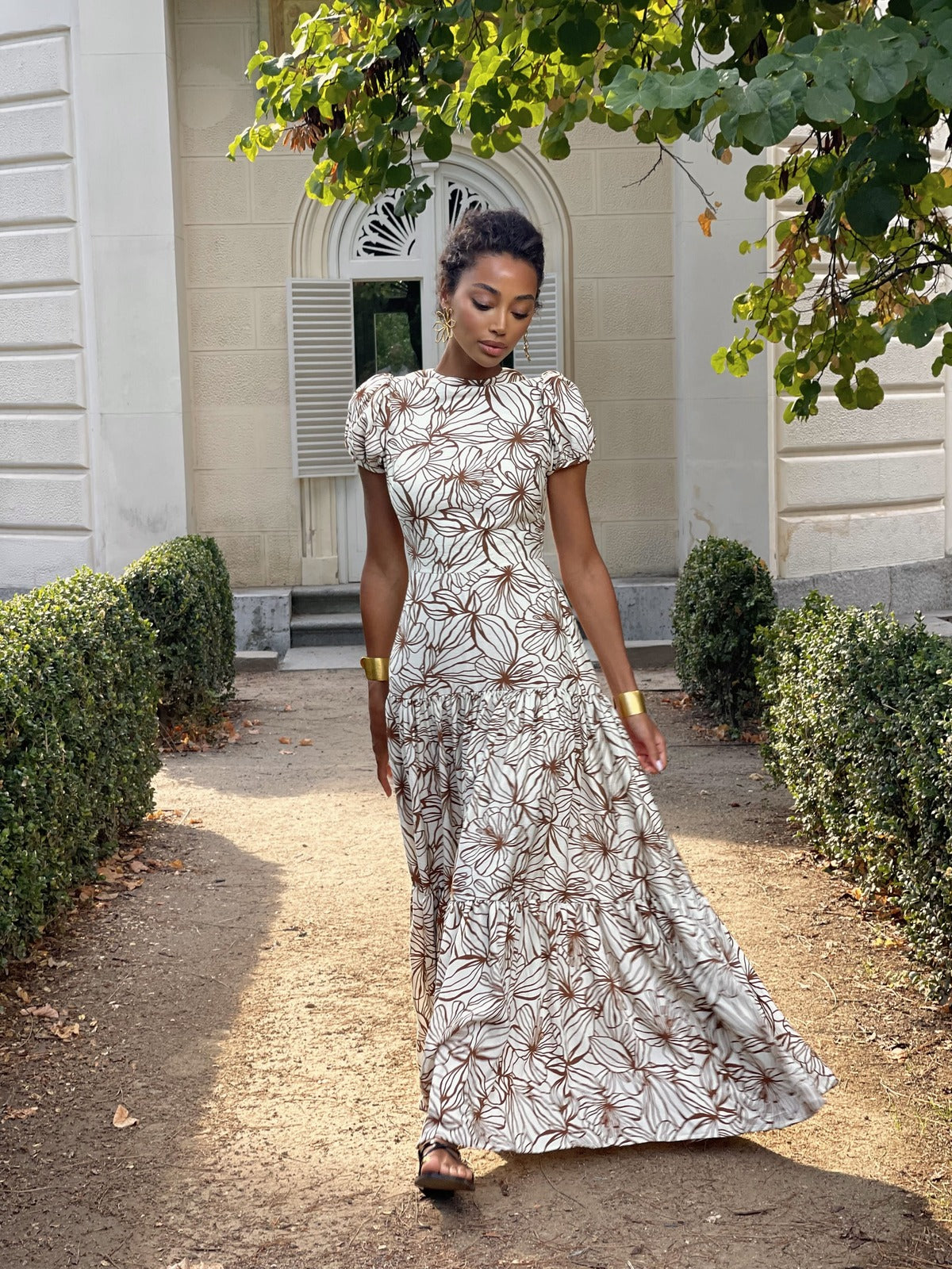 LONG WHITE DRESS WITH FLARED SLEEVES AND BEIGE FLORAL PRINT