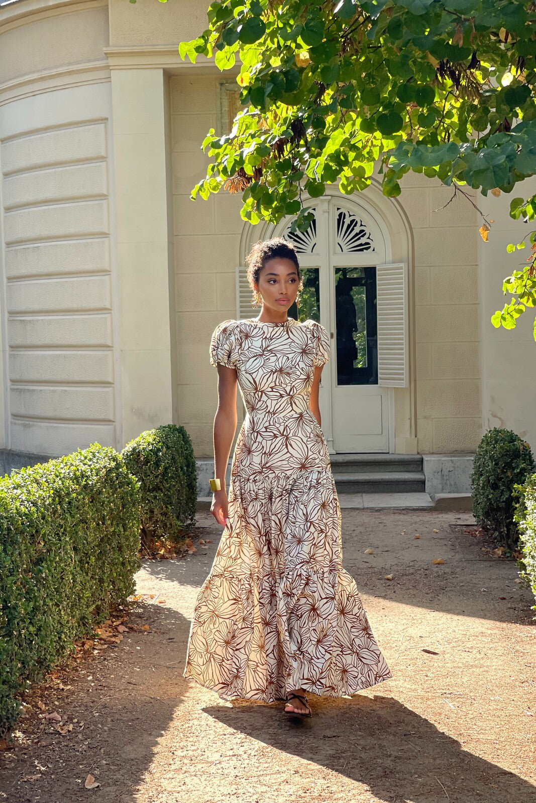 LONG WHITE DRESS WITH FLARED SLEEVES AND BEIGE FLORAL PRINT