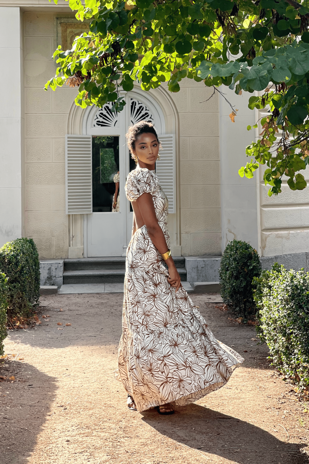 LONG WHITE DRESS WITH FLARED SLEEVES AND BEIGE FLORAL PRINT