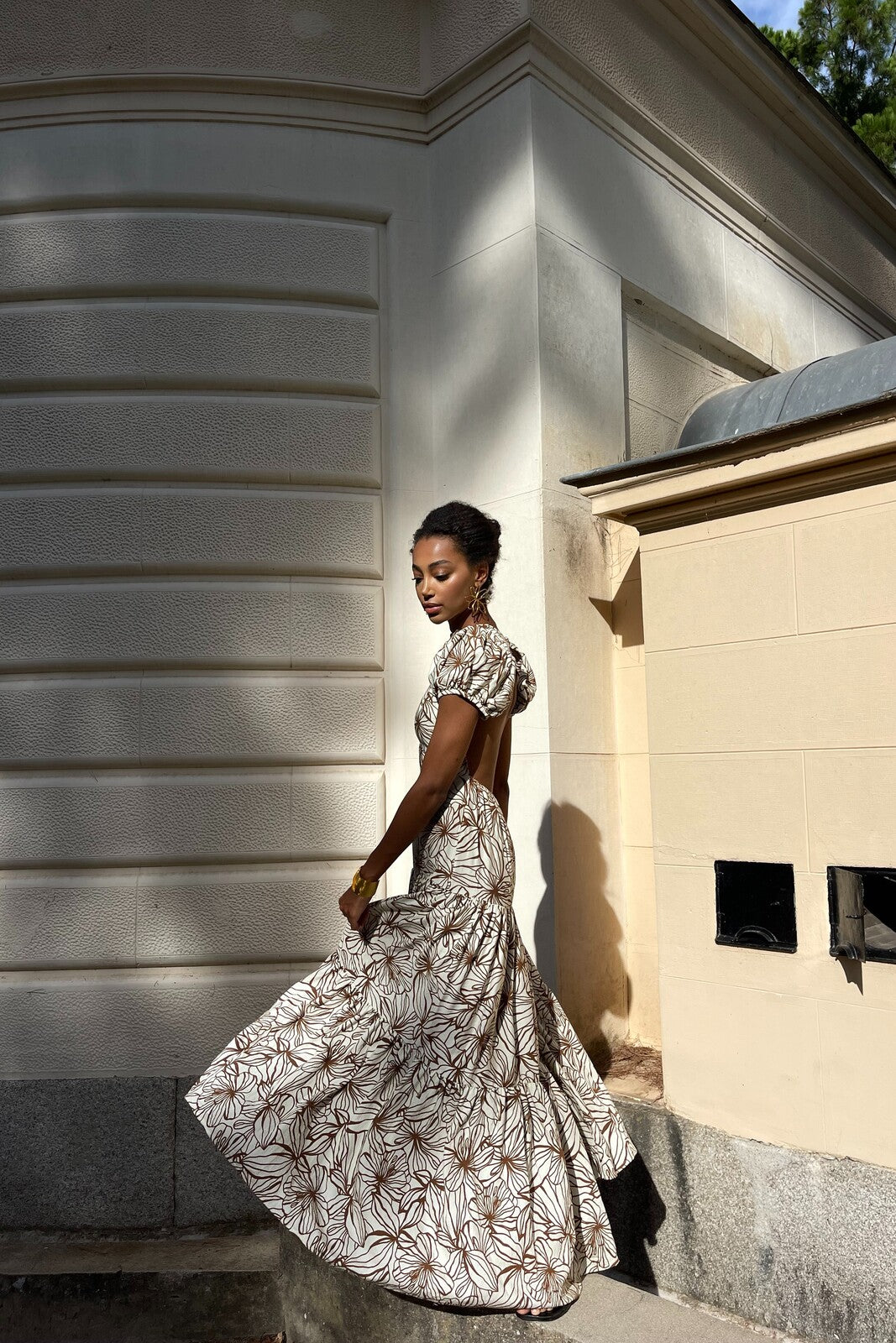 LONG WHITE DRESS WITH FLARED SLEEVES AND BEIGE FLORAL PRINT