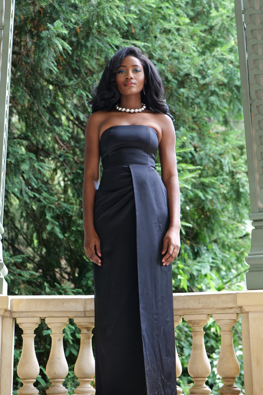 BLACK DRESS WITH STRAIGHT NECKLINE