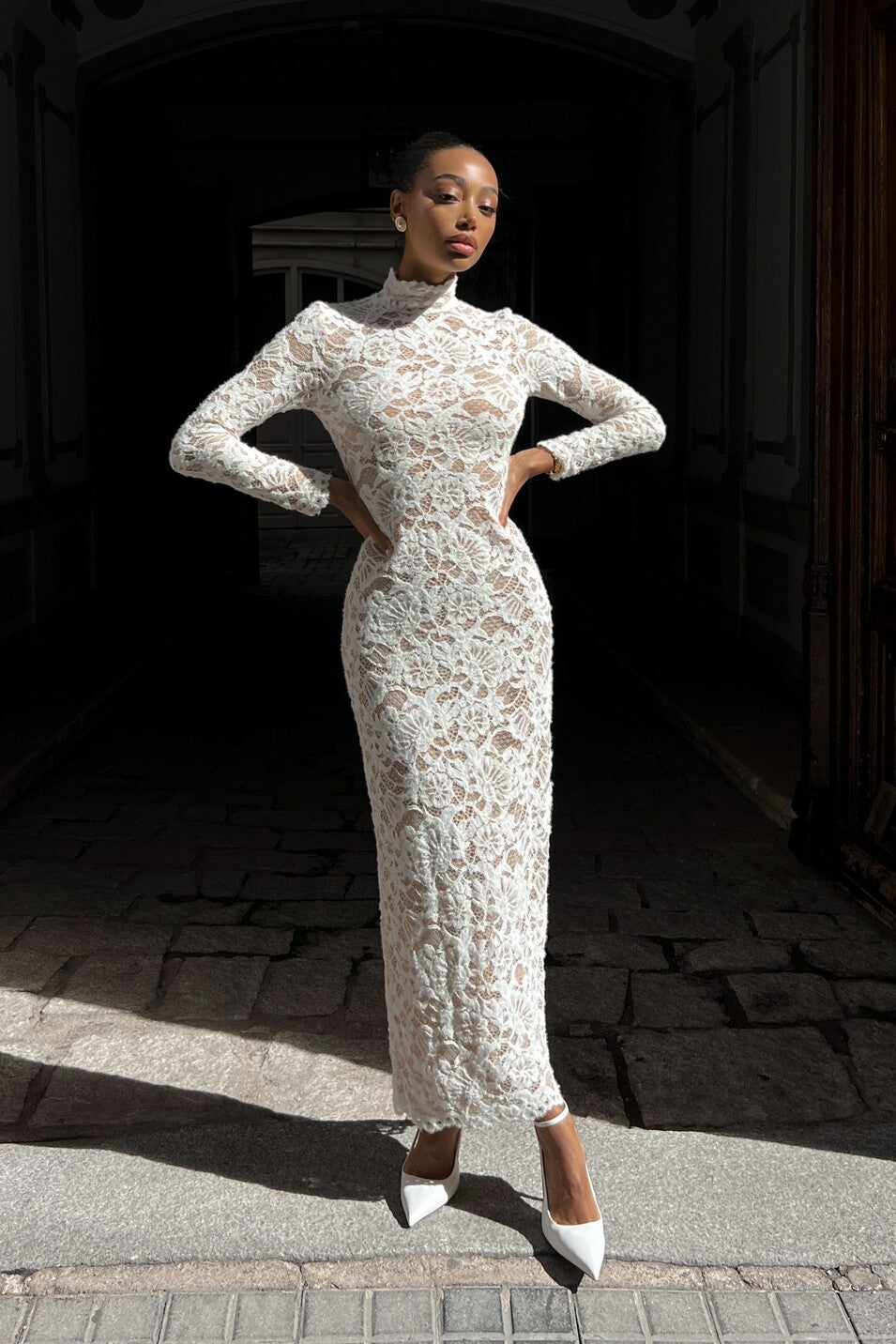 WHITE LACE DRESS WITH LONG SLEEVES