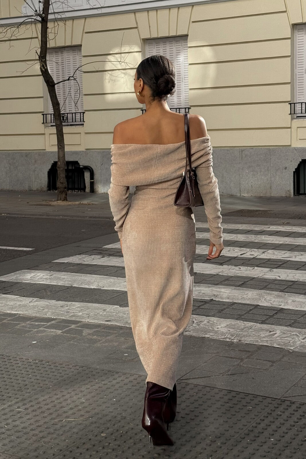 ROBE EN MAILLE CAMEL AVEC ÉPAULES NUES ENCOLURE DROITE