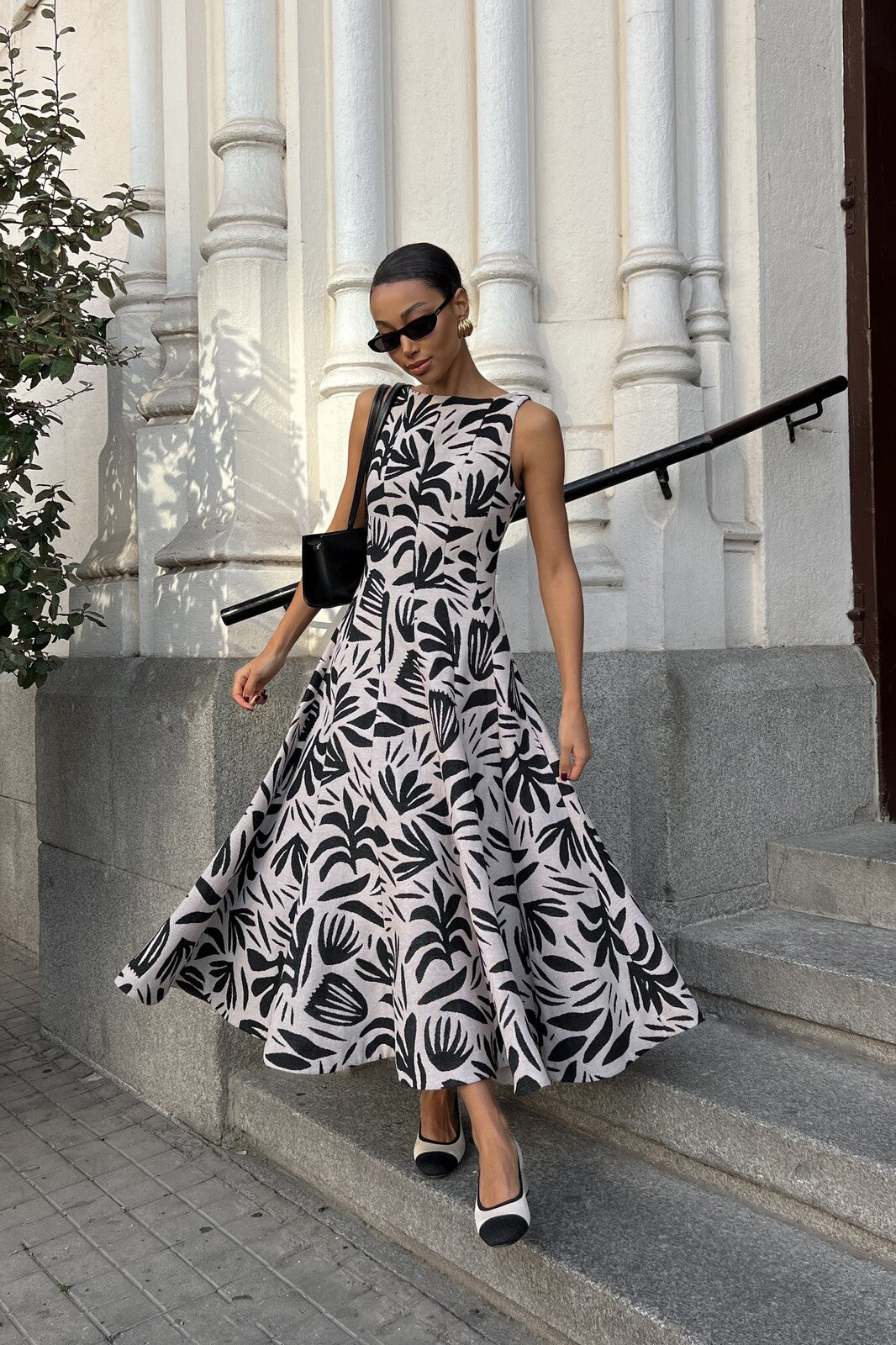 SLEEVELESS BLACK LEAF JACQUARD DRESS