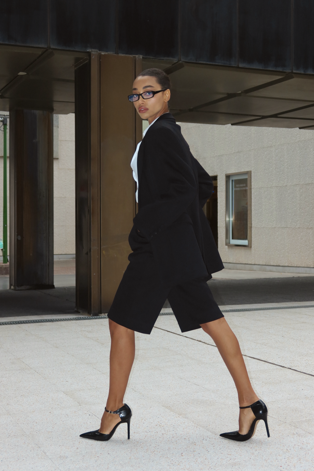 BLAZER NEGRO CON HOMBRERAS