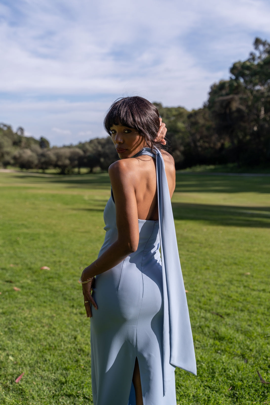 VESTIDO COMPRIDO AZUL COM FLOR