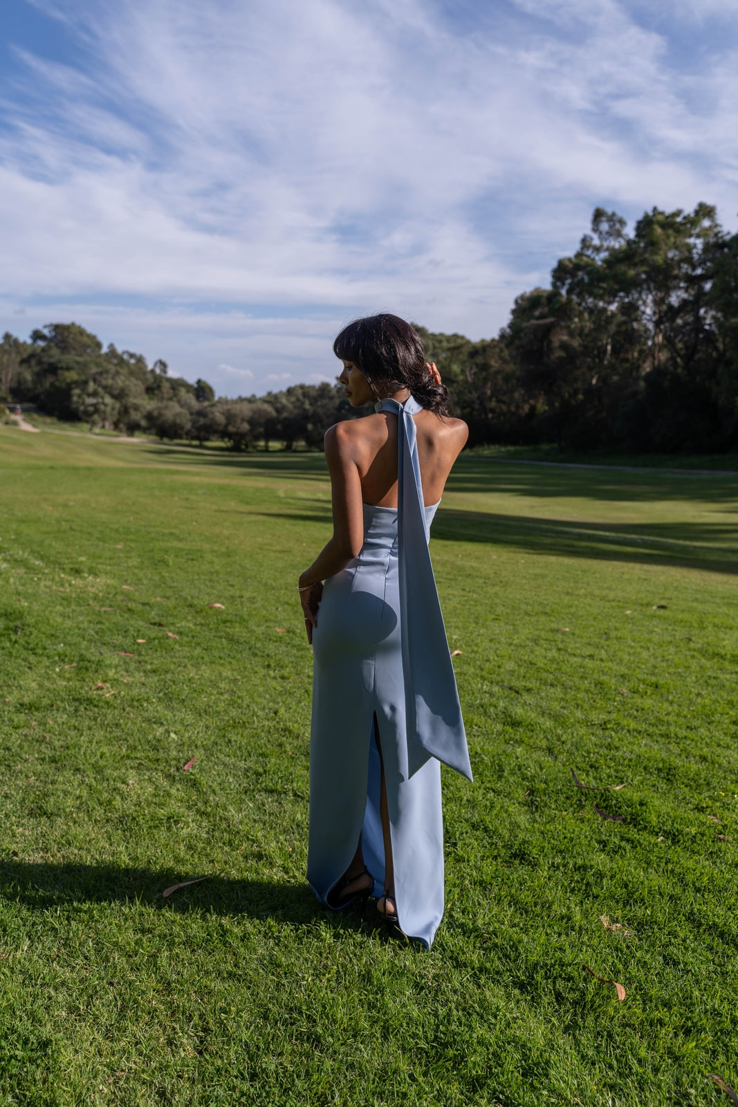 VESTIDO COMPRIDO AZUL COM FLOR