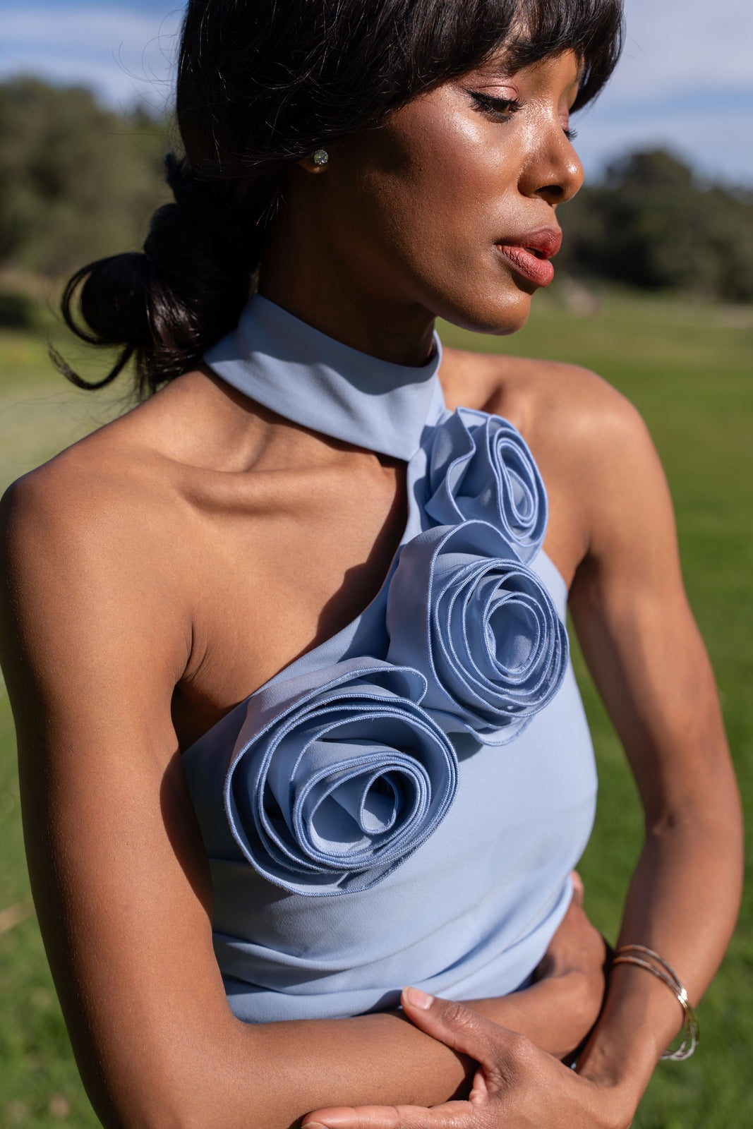 VESTIDO COMPRIDO AZUL COM FLOR