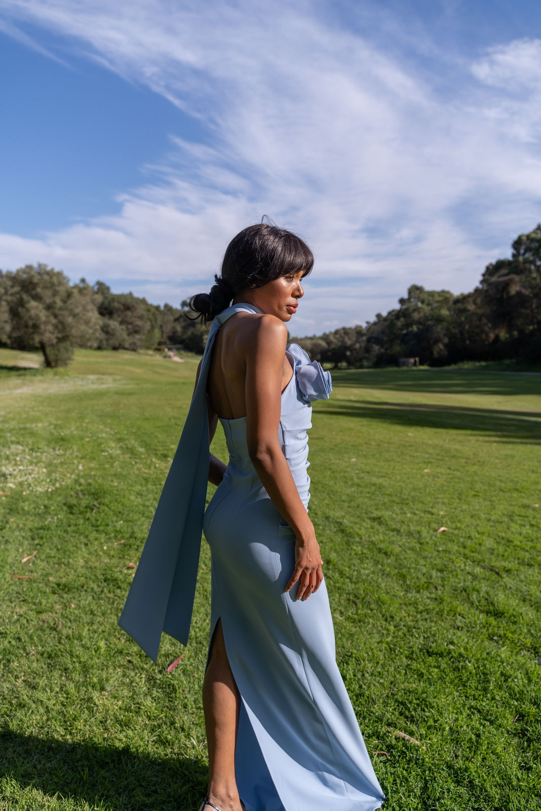 VESTIDO COMPRIDO AZUL COM FLOR