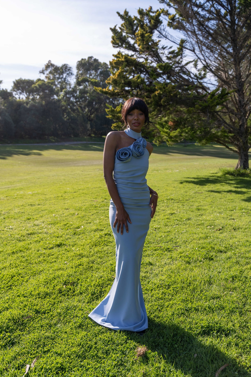 VESTIDO COMPRIDO AZUL COM FLOR