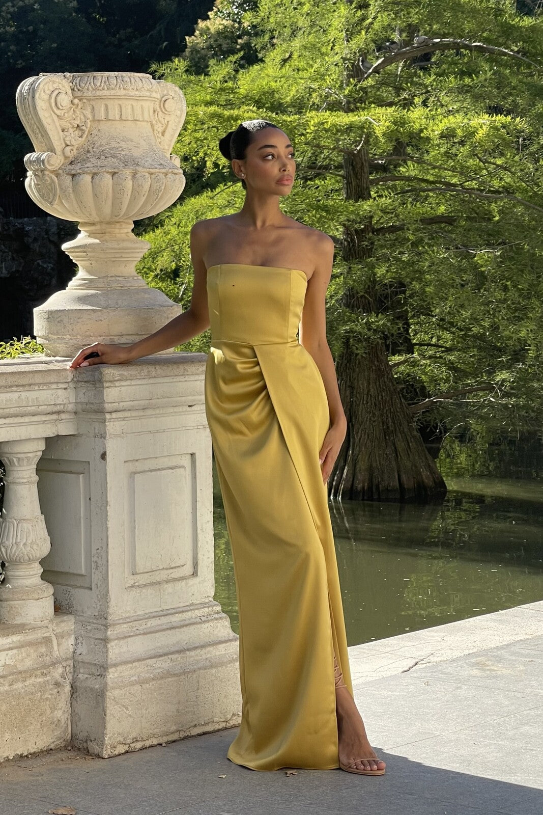 VESTIDO DORADO CON ESCOTE RECTO